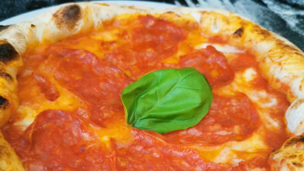 Pizza al salame ___